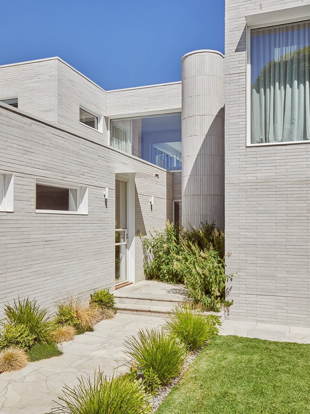 Minimal design requires maximum input to make it feel this effortless.

Hermitage House by @jak_architecture and @bondconstructionco &mdash; where effortless takes a huge number of incredibly talented people to pull it off.

Architecture @jak_archite