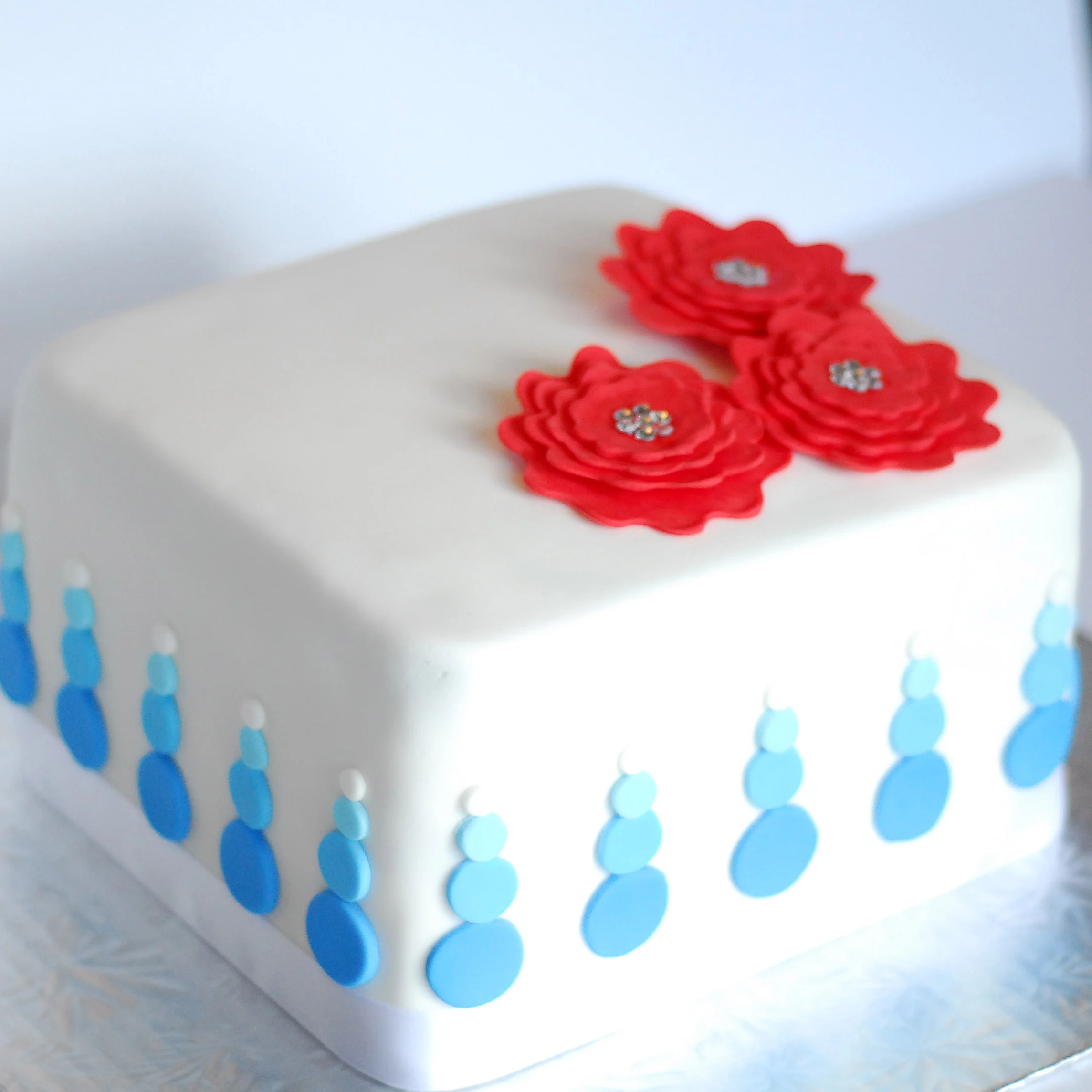 RedFlowerBlueCircleCake.jpg