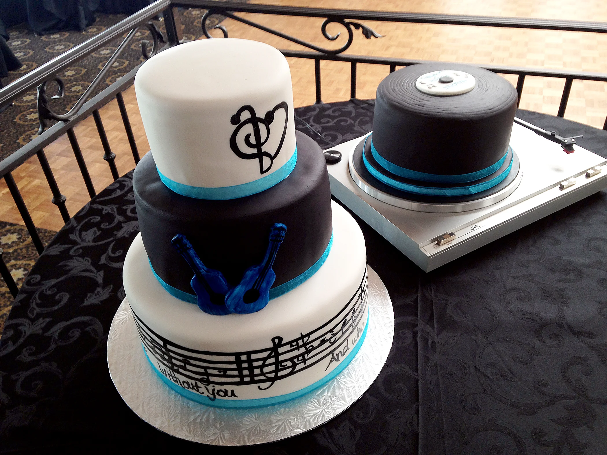 MusicTurnTableWeddingCake.jpg