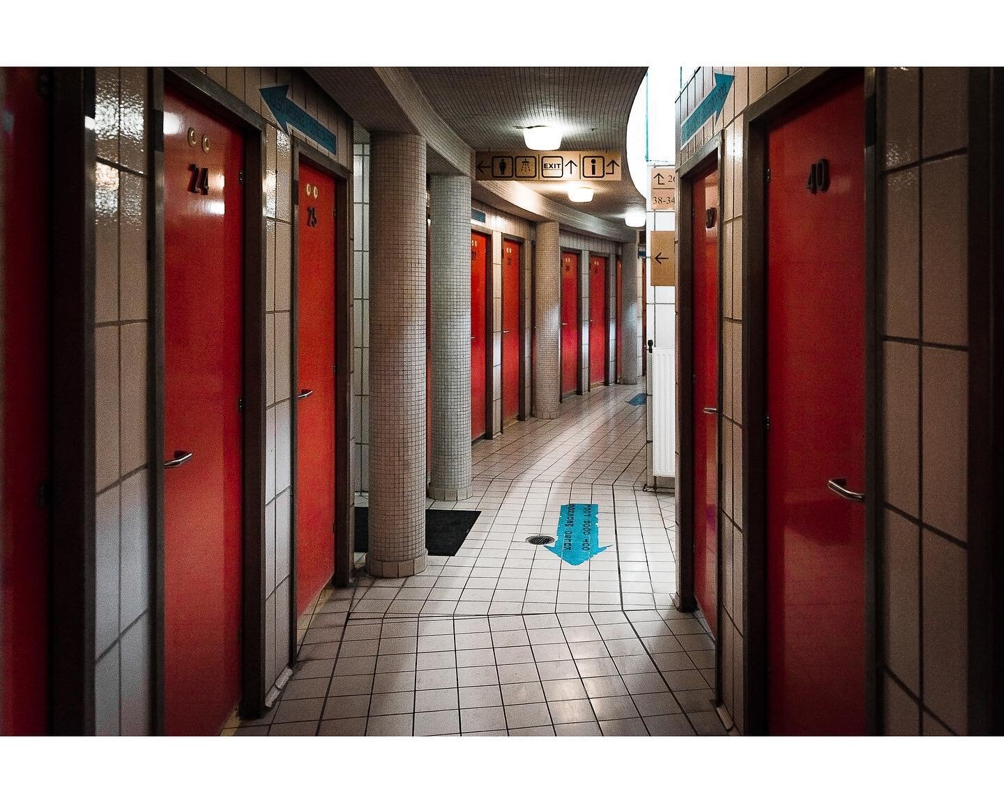 Red Door Corridor - Budapest, Hungary - 2017 

#nilevinczphotography #nikonnofilter #yourshotphotographer #streetphotography #travelphotography #sweetstreetbeat #life_is_street #peopleinplaces #urbanlandscapes #photocinematica #eyeshotmag #madewithli
