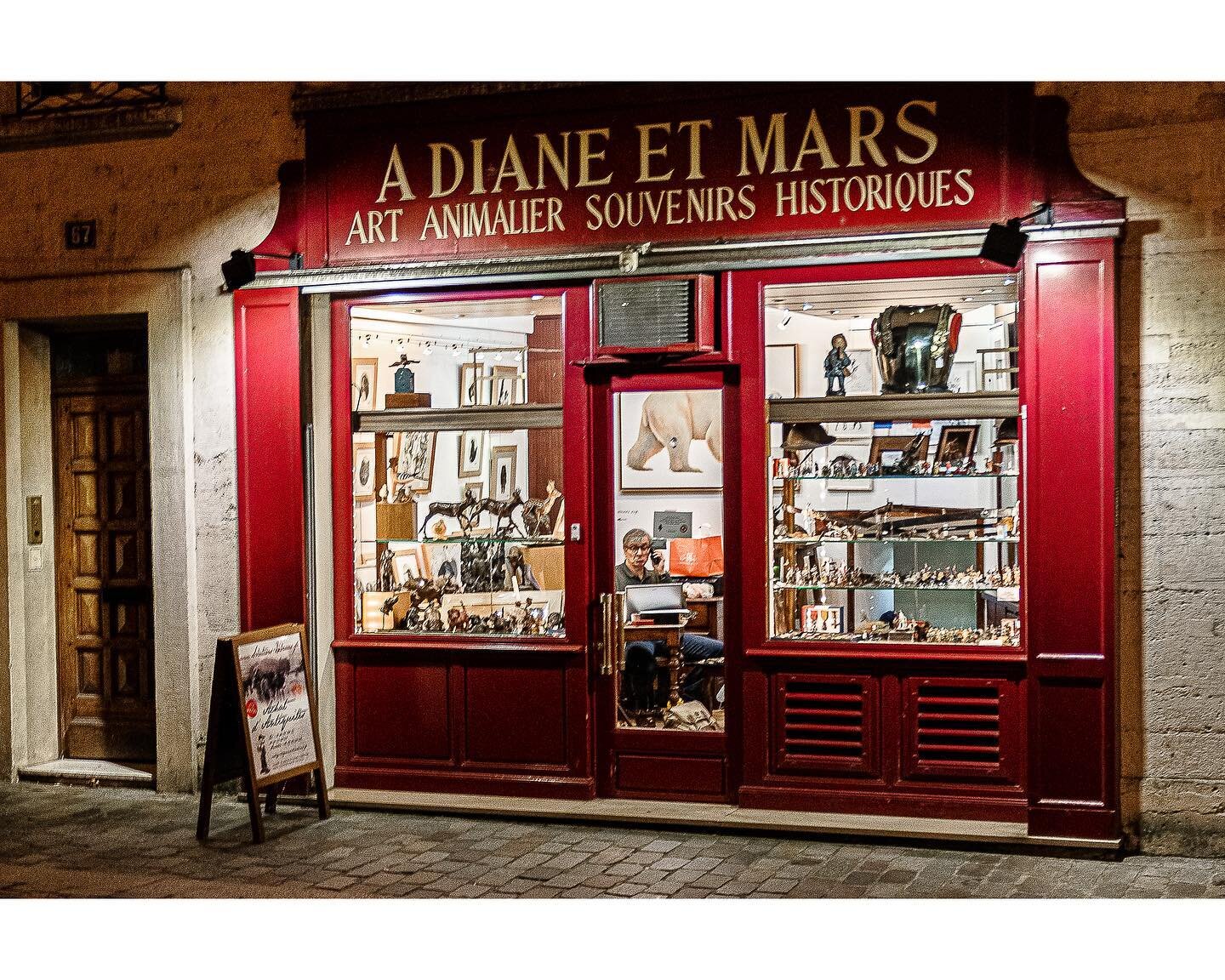 A Diane et Mars - Paris, France - 2019

#nilevinczphotography #nikonnofilter #yourshotphotographer #streetphotography #travelphotography #sweetstreetbeat #life_is_street #peopleinplaces #urbanlandscapes #photocinematica #eyeshotmag #madewithlightroom
