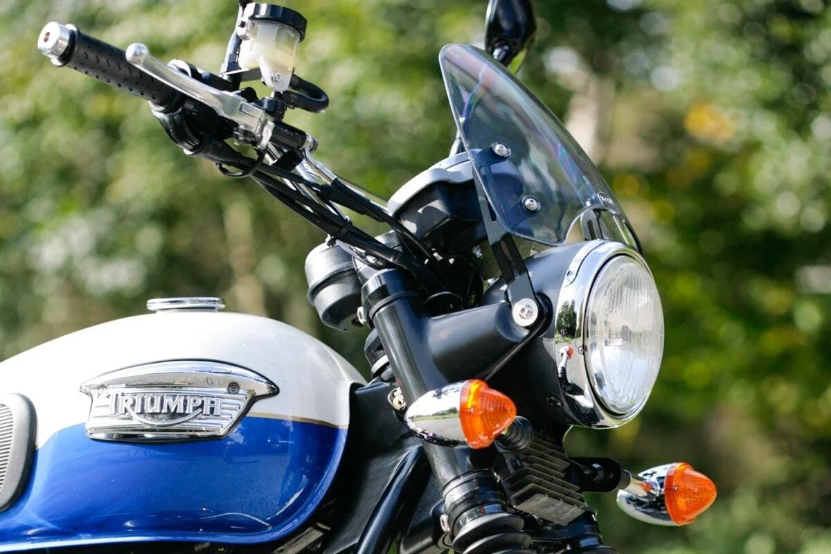triumph-scrambler-classic-flyscreen-windshield_794cd1e5-ac1e-4047-8561-33b50d198b6f_2048x2048.jpg