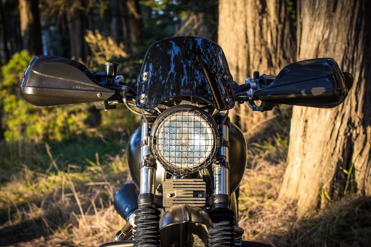 Triumph_Scrambler_Piranha_Flyscreen_Windshield_Front_shot_woods_2048x2048.jpg