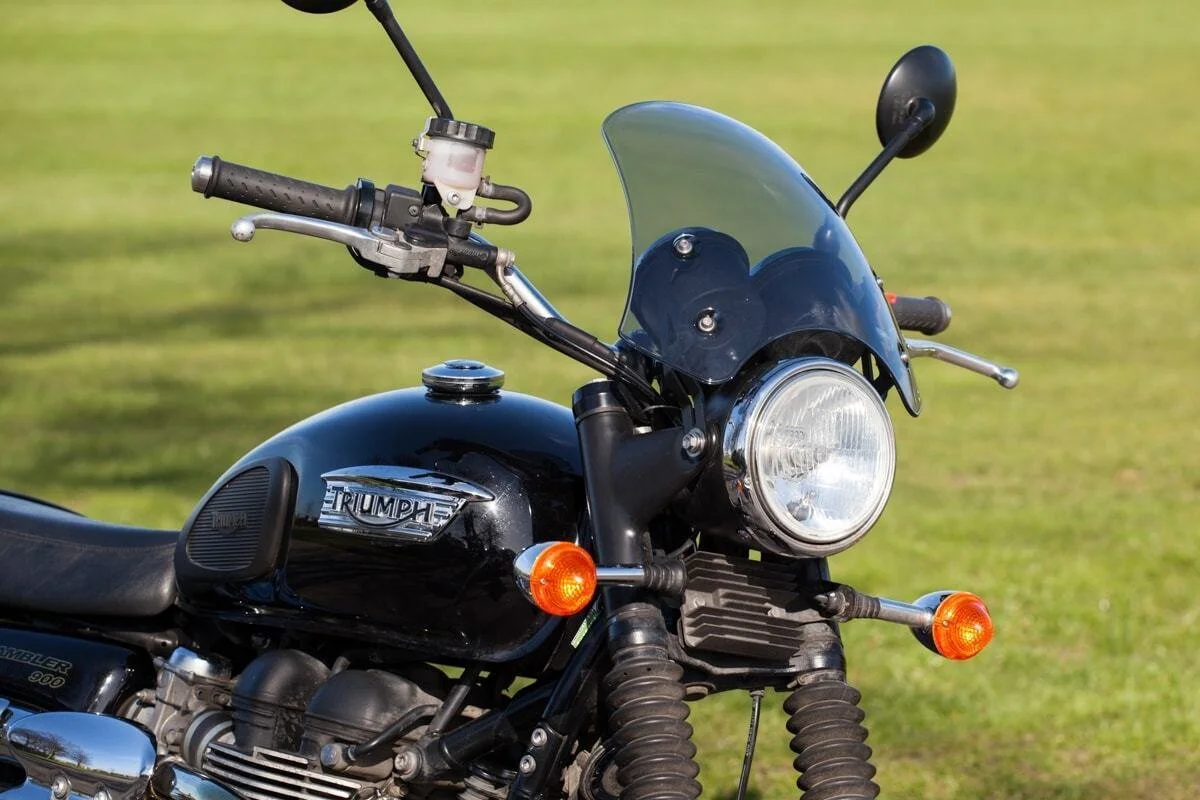 triumph-scrambler-marlin-flyscreen-windshield-5_49df31a4-09d1-4ce7-9ab4-daa0bdda6ee5_2048x2048.jpg