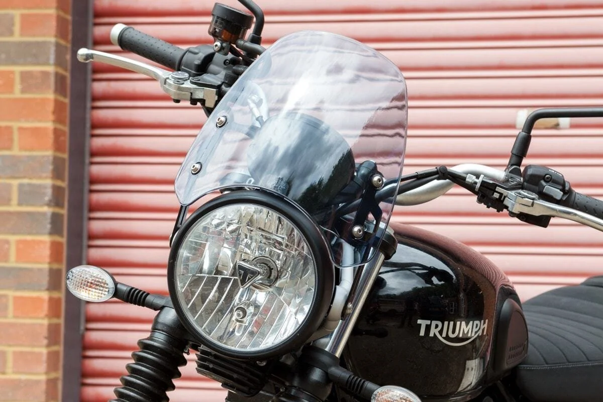 triumph-street-scrambler-classic-flyscreen-windshield-4_df0ccc28-9cdb-4468-96d0-c6d5b3eb4bdf_2048x2048.jpg