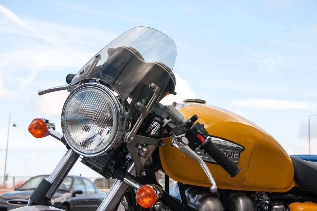triumph-thruxton-classic-flyscreen-windshield_f7aa6025-011d-44fd-b567-acb05a19d698_2048x2048.jpg