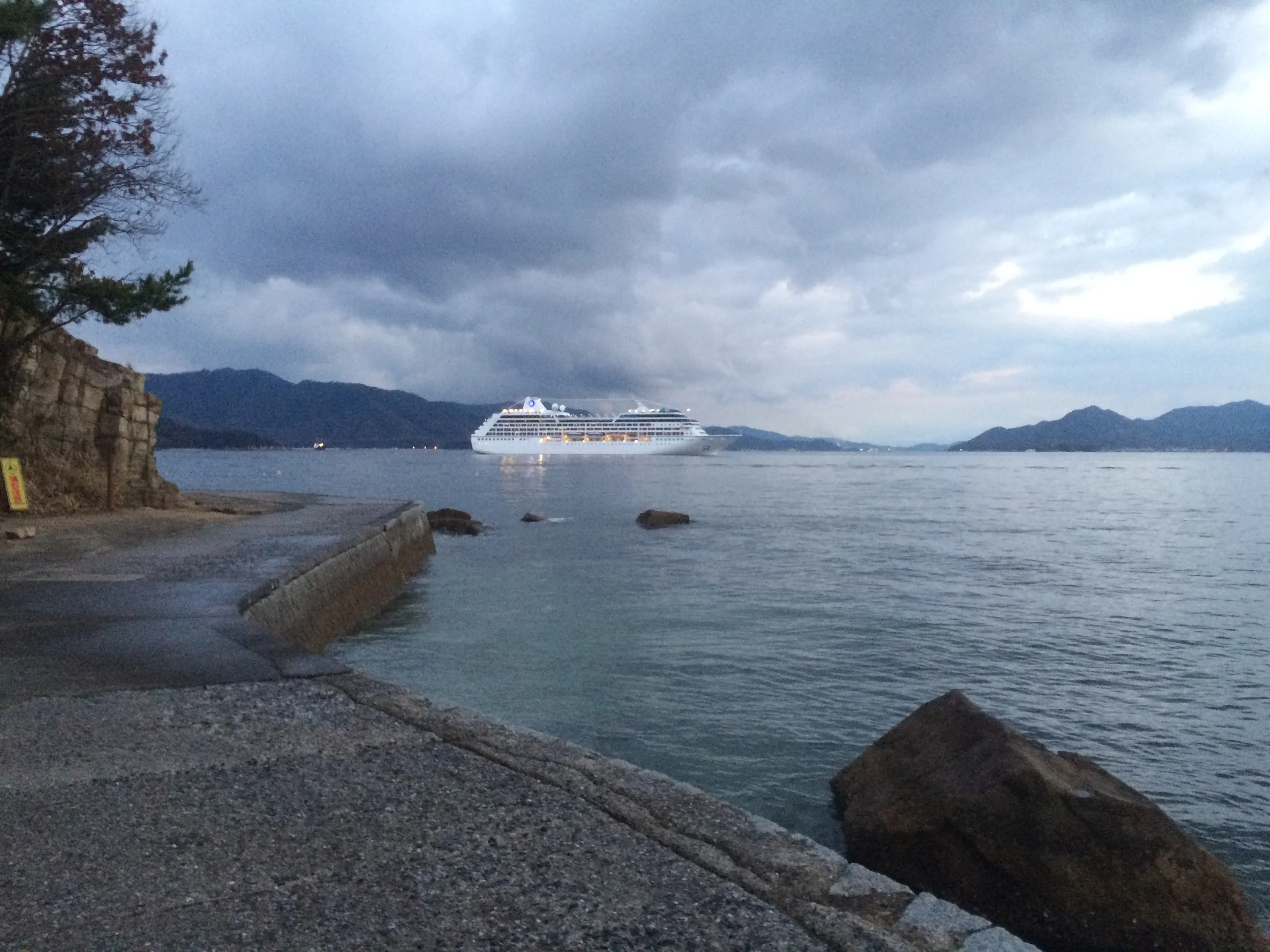 Many cruise ships are visiting Hiroshima.
