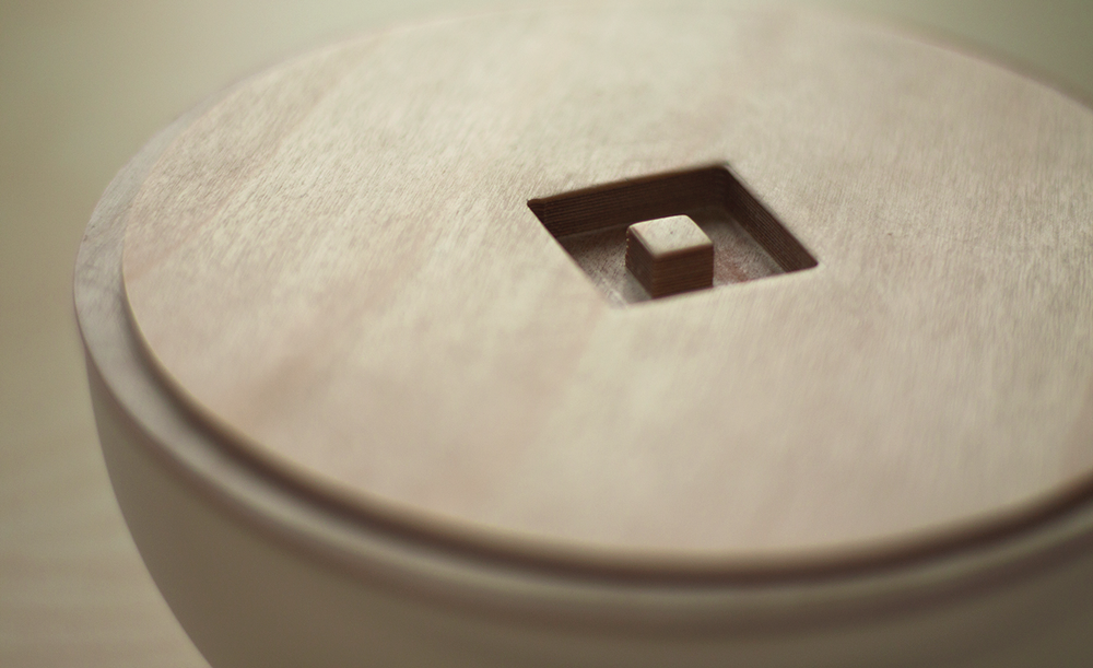 Handle of the wooden lid resembles the form of the Chinese character "回" (return).