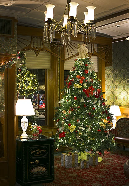 SH_Xmas_LobbyXmasTree.jpg
