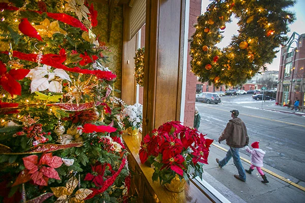 Sh_LoobyWindoChristmas.jpg