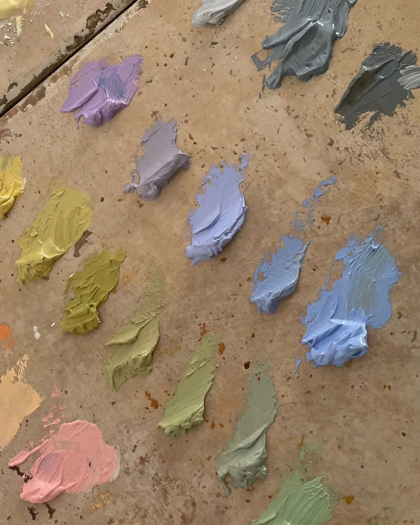 Pre-mixing colors on the palette makes for  a more creative approach.  #colors #oilpainting #residencies #workshop #paintingclasseurope #paintingclass #colorpalette #greece #paros