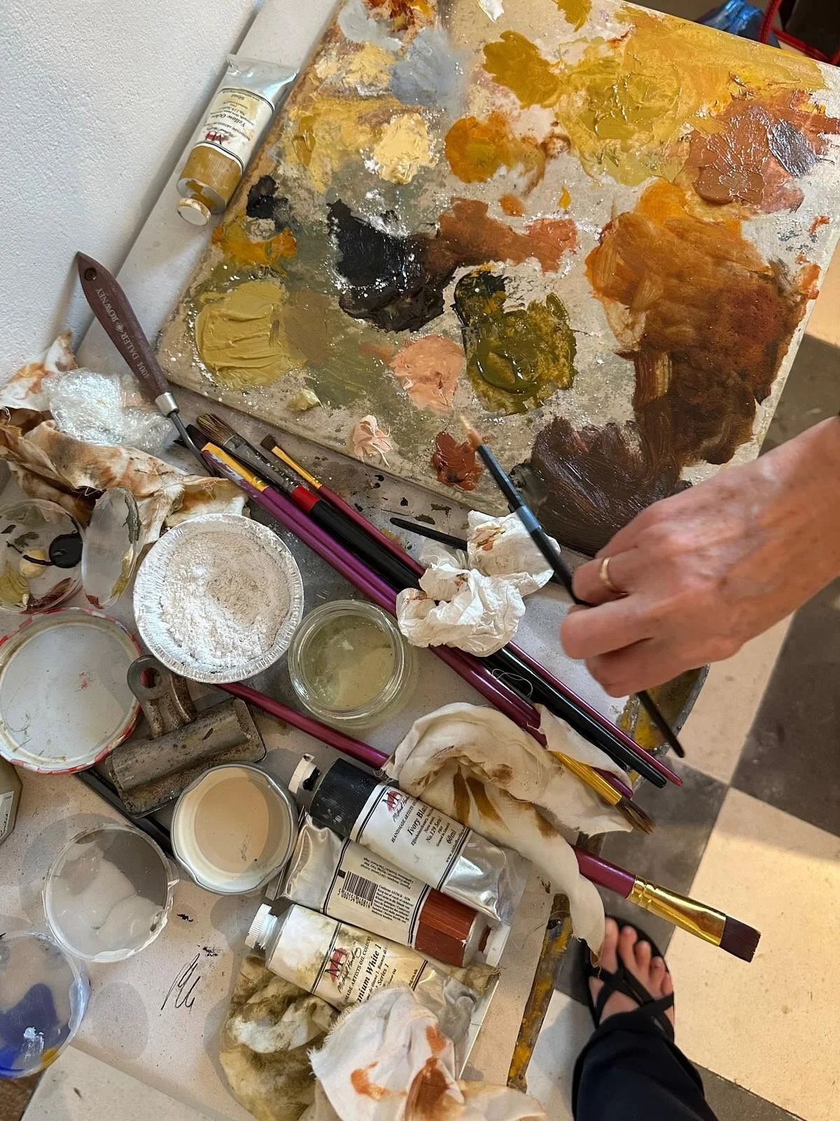 In the painting workshop we do 5 works that track the development of painting from Ancient Greece to the Impressionist, learning technique and history along the way.
#oilpainting #figuredrawing #history #arthistory #workshops #residency #greece #paro