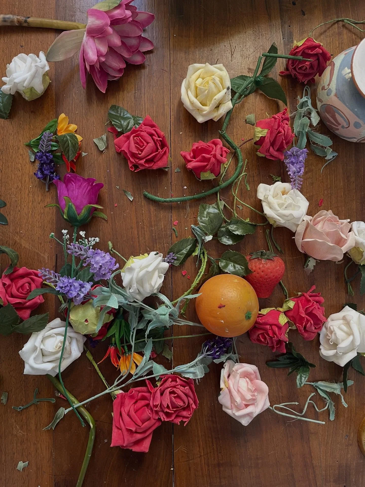 Still life items which contribute to our Dutch floral study. One of the many historical periods which inform technical understanding of oil painting. Come and learn to paint through history. #oilpainting #historicalmethods #greece #paros #artschool #