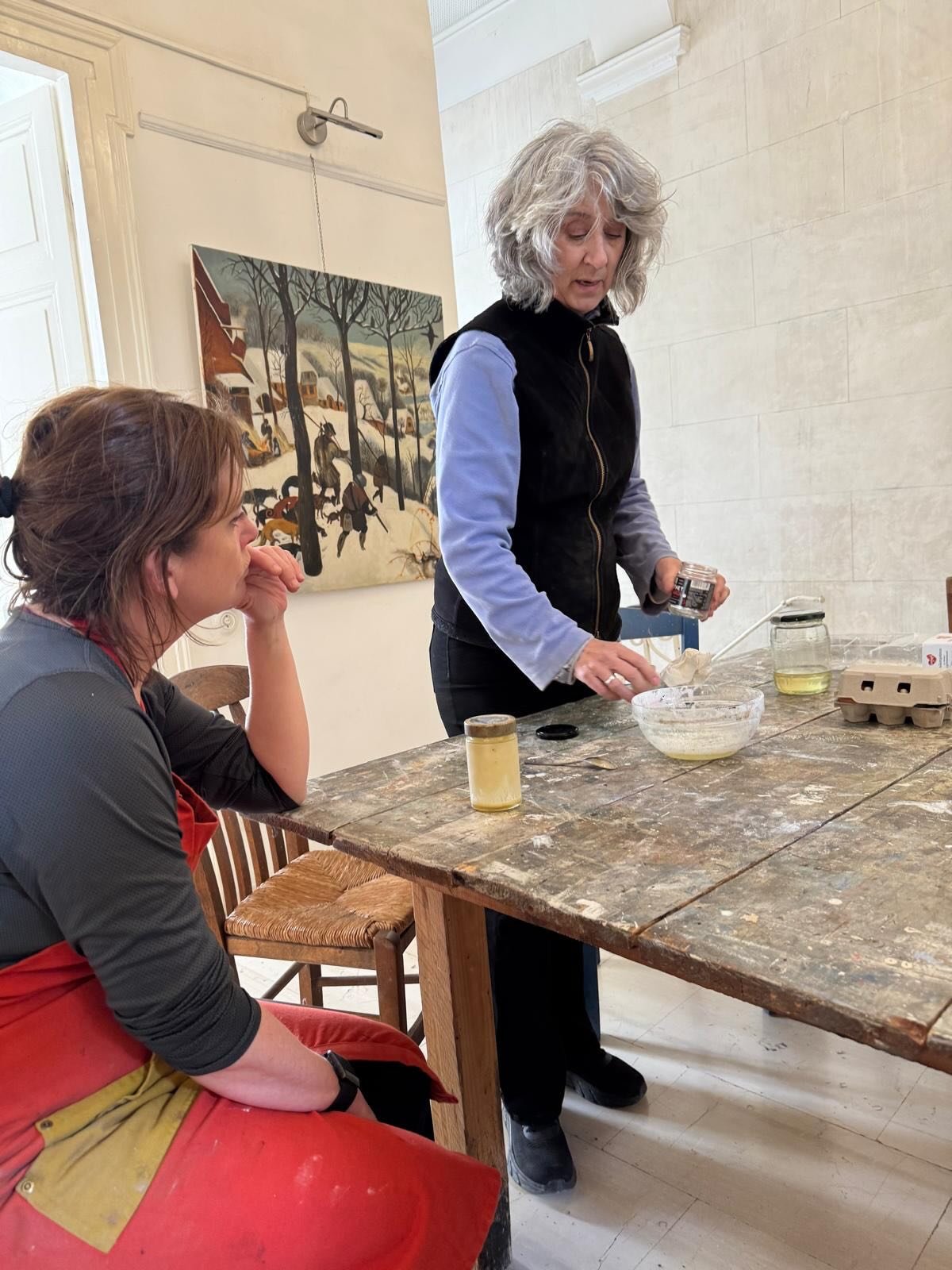 A demonstration of the glazing medium made from egg white and linseed oil. This allows the glazes to flow easily, distributing the color and enhancing transparency. #glazingmedium #oilpainting #workshops #residencies #artschool