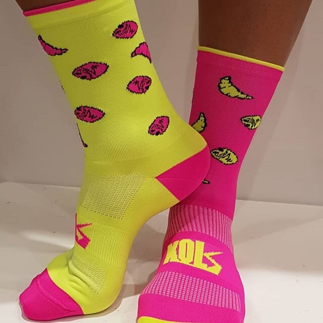 Nous sommes très heureux que notre nouvelle gamme de chaussettes ait commencé à traverser la frontière depuis l'Italie. C'est aussi le début de notre nouvelle marque, KOLS 😁. Tous ces modèles sont disponibles sur la boutique en ligne dès maintenant, cyclehuez.com, avec beaucoup plus à suivre..... #KOL