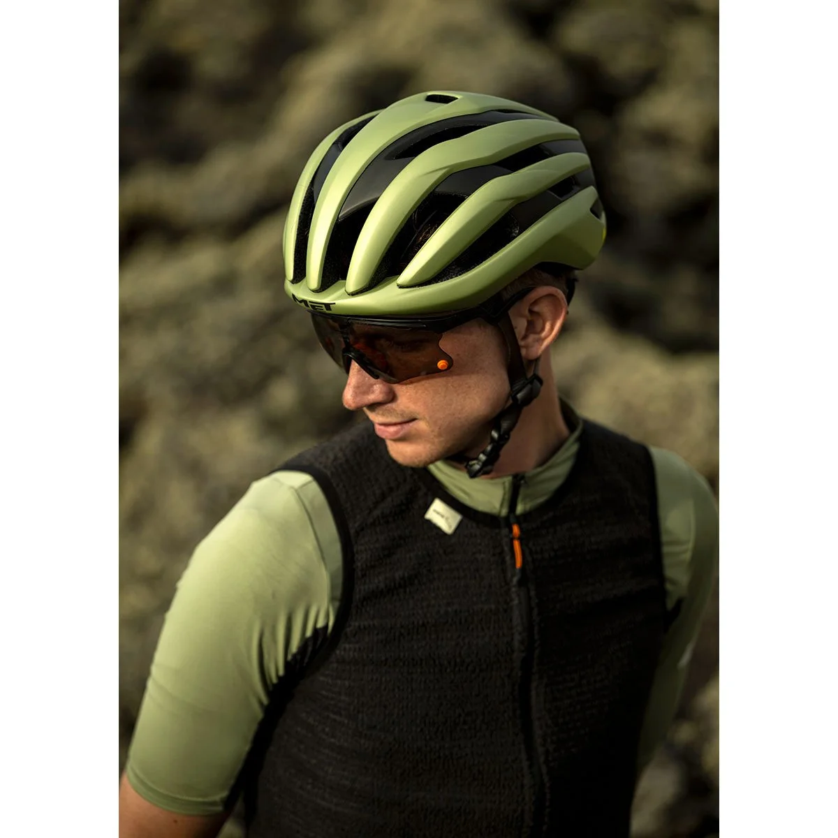 met-trenta-mips-wander-herbal-gravel-helmet-WG1-worn.jpg