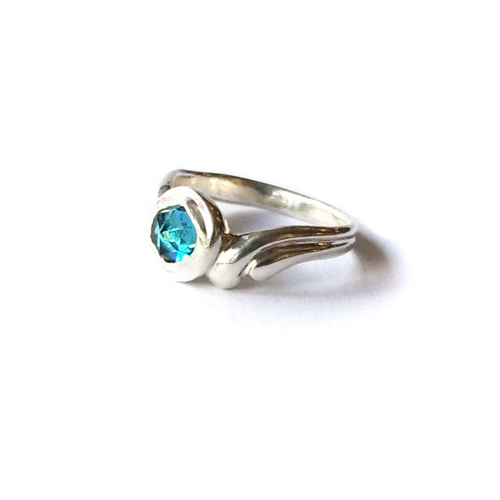 Gemstone recurve ring