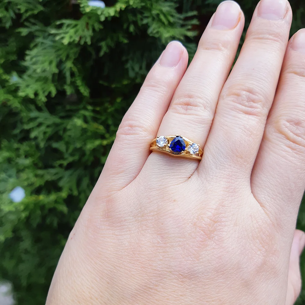 sapphire trilliant 3 stone.jpg