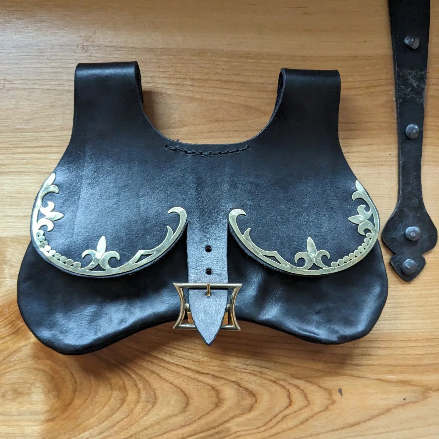 I had a crazy day finishing this fifteenth century reproduction pouch but I'm over the moon about how it turned out. Took about 12 hrs. #historicalreproduction #fifteenthcentury #reenacting #beltpouch #reproduction #leatherwork #maker