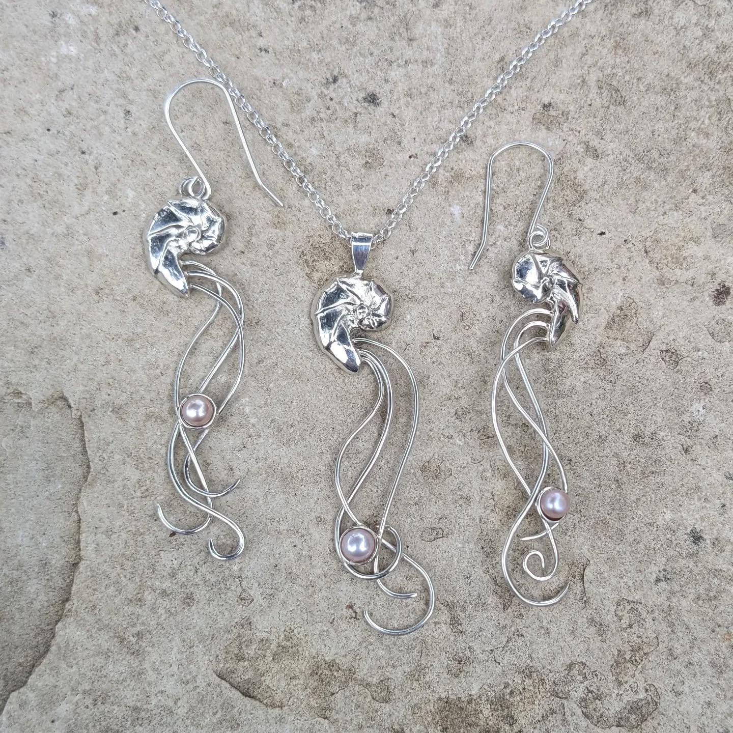 My nautilus pieces have been so popular this season that I can barely keep them in stock! Hopefully I have at least one set for the pop up show this Saturday! 
#nautilus #handmadejewelry #torontopopup #holidaypopup #torontogiftideas #shoplocaltoronto