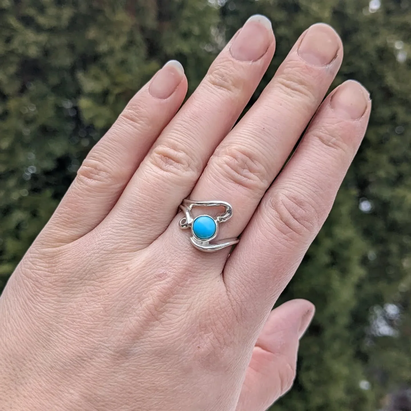 I just found this version of my swirl ring with a turquoise cabochon in my archive and I think it's time to make a new one! What do you think, would you wear it? Remember to check my in stock section if my website to grab last minute Valentine's gift