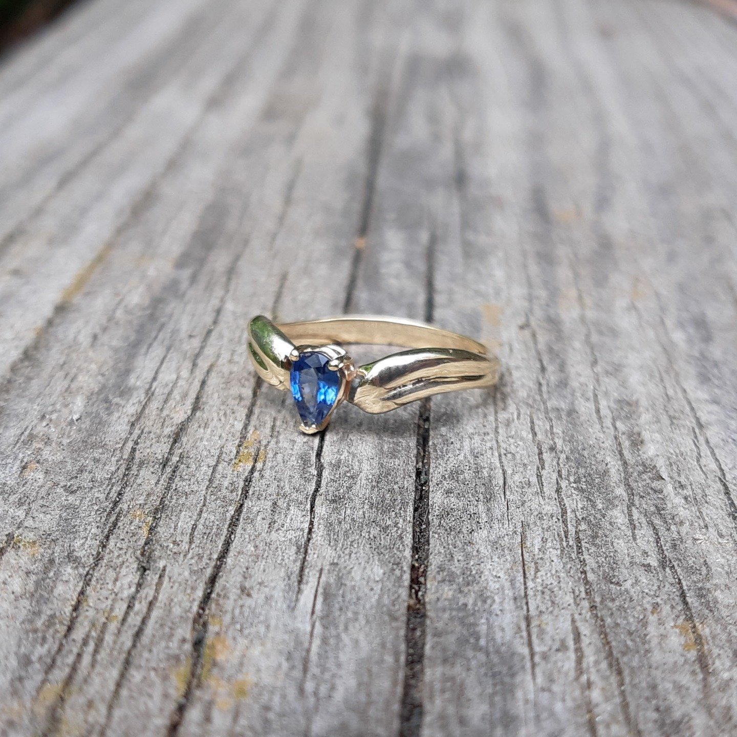 This recurve ring is a delicate and unique piece in 14 karat with a gorgeous blue sapphire. Perfect for an engagement ring for the lady with unique taste. #Torontoengagement #customengagementring #torontowedding
