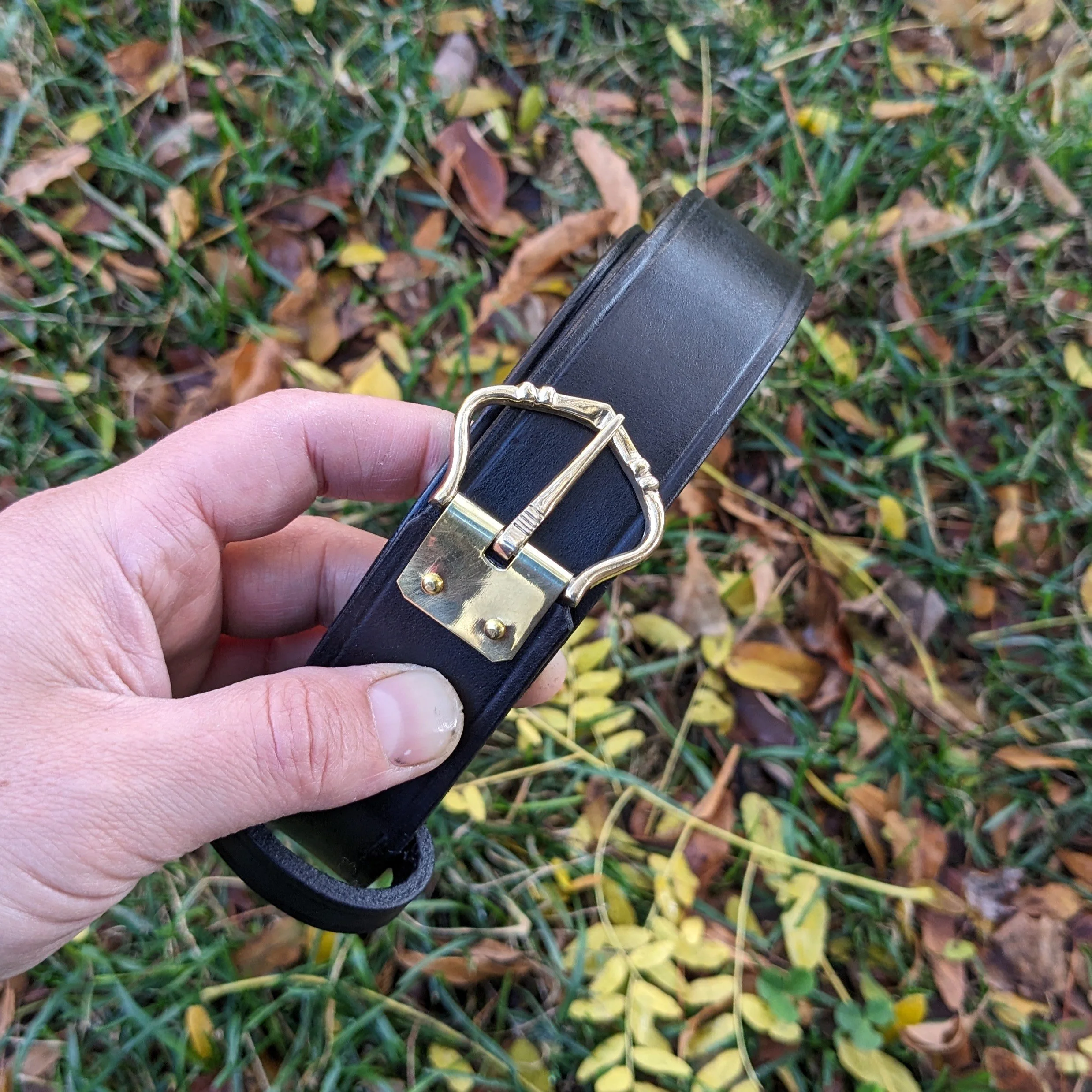 Sleek 1.25 inch belt.