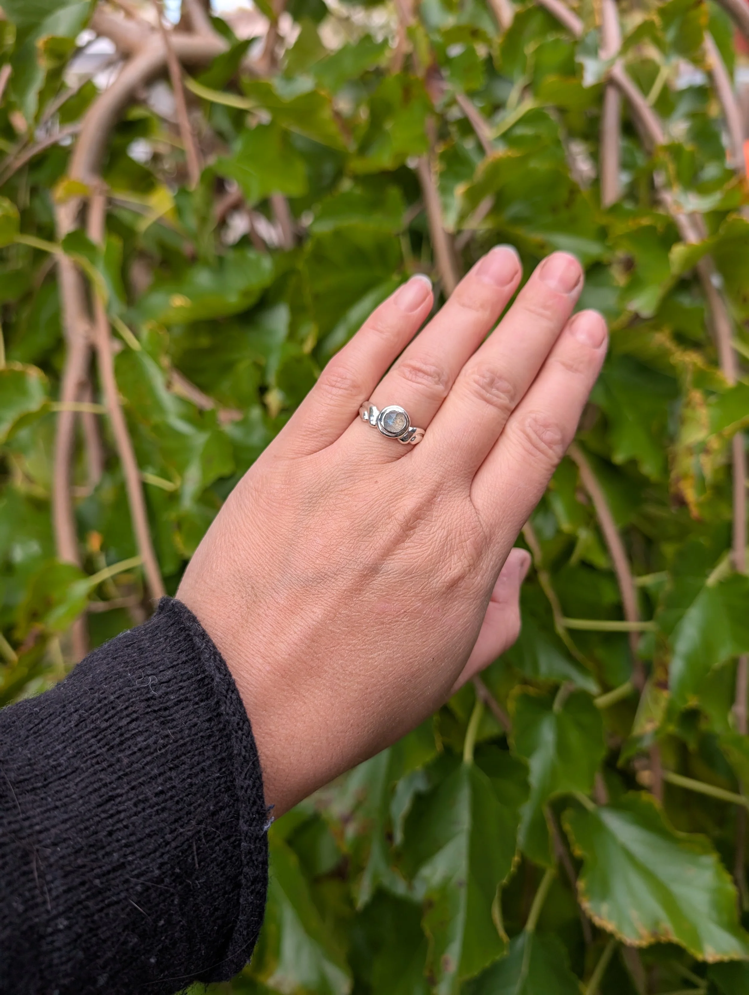 Gemstone recurve ring
