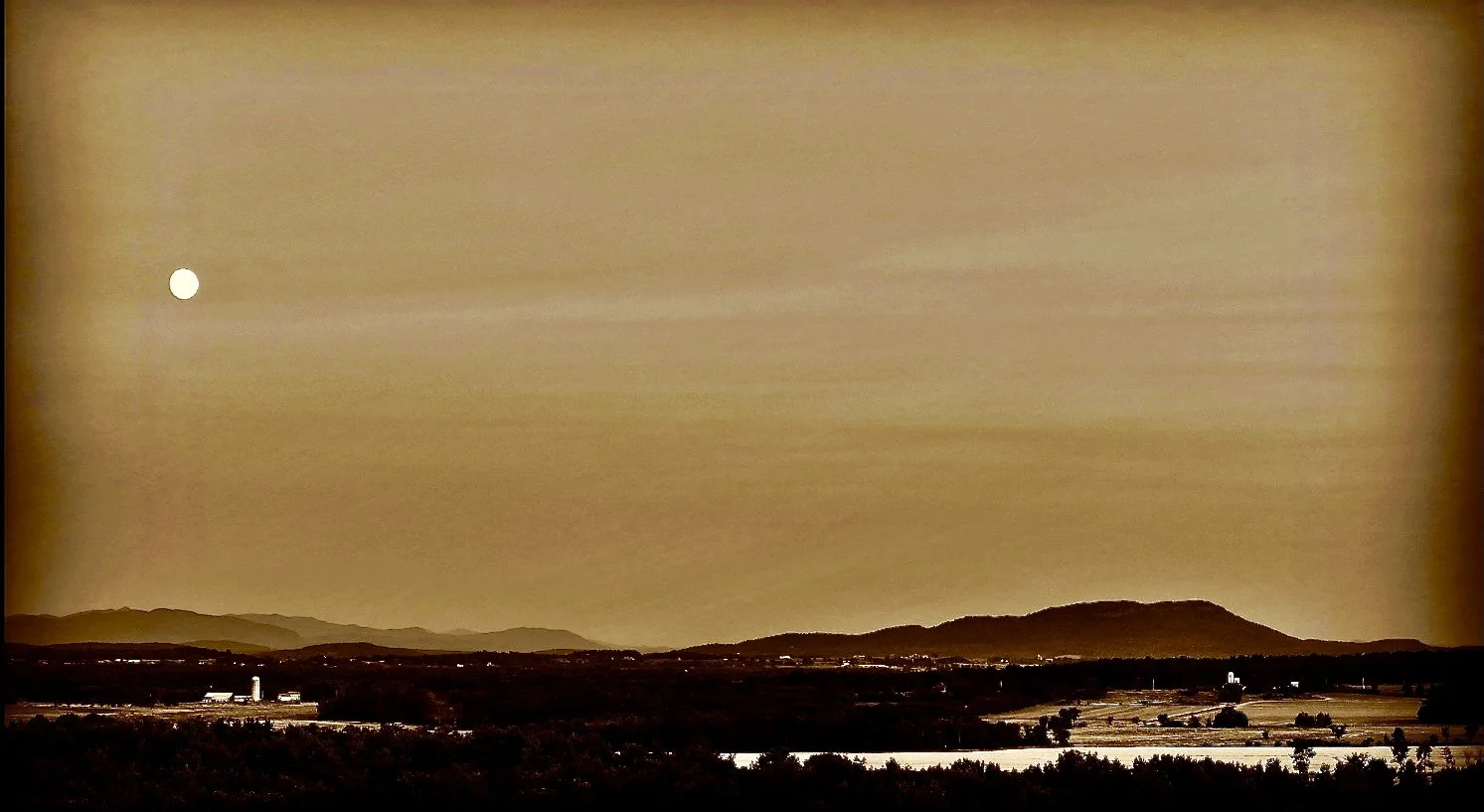 moon rise snake mountain,2023