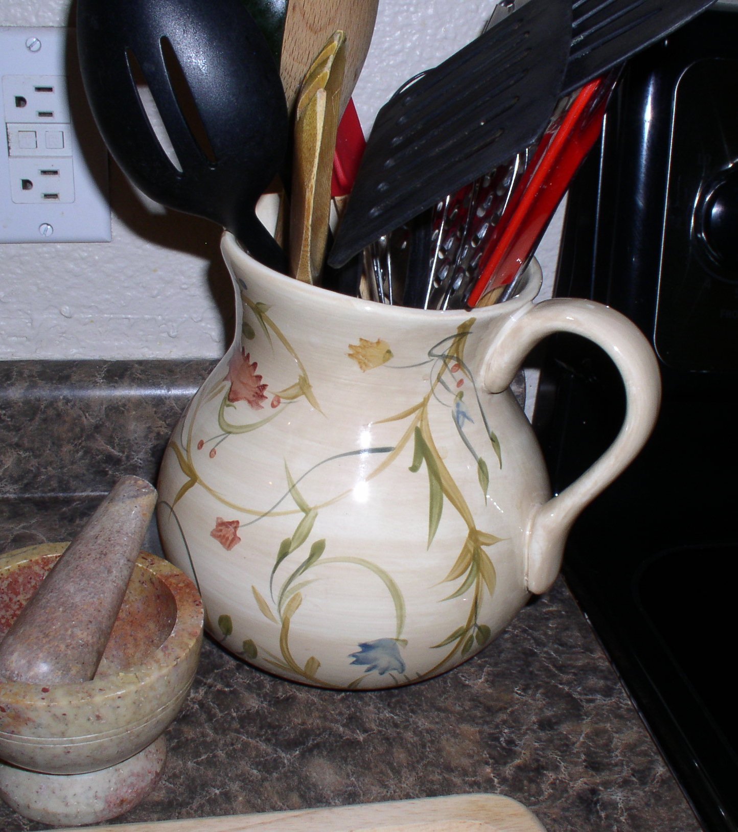 Pretty pitcher for untensils