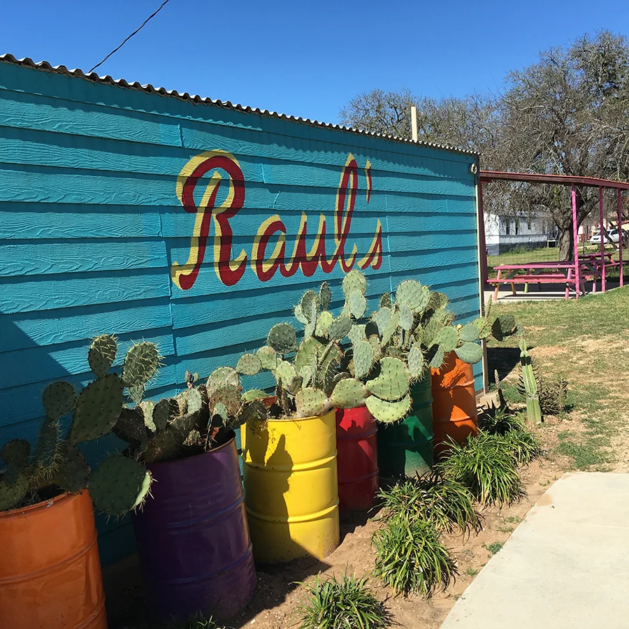 Raul's Exterior