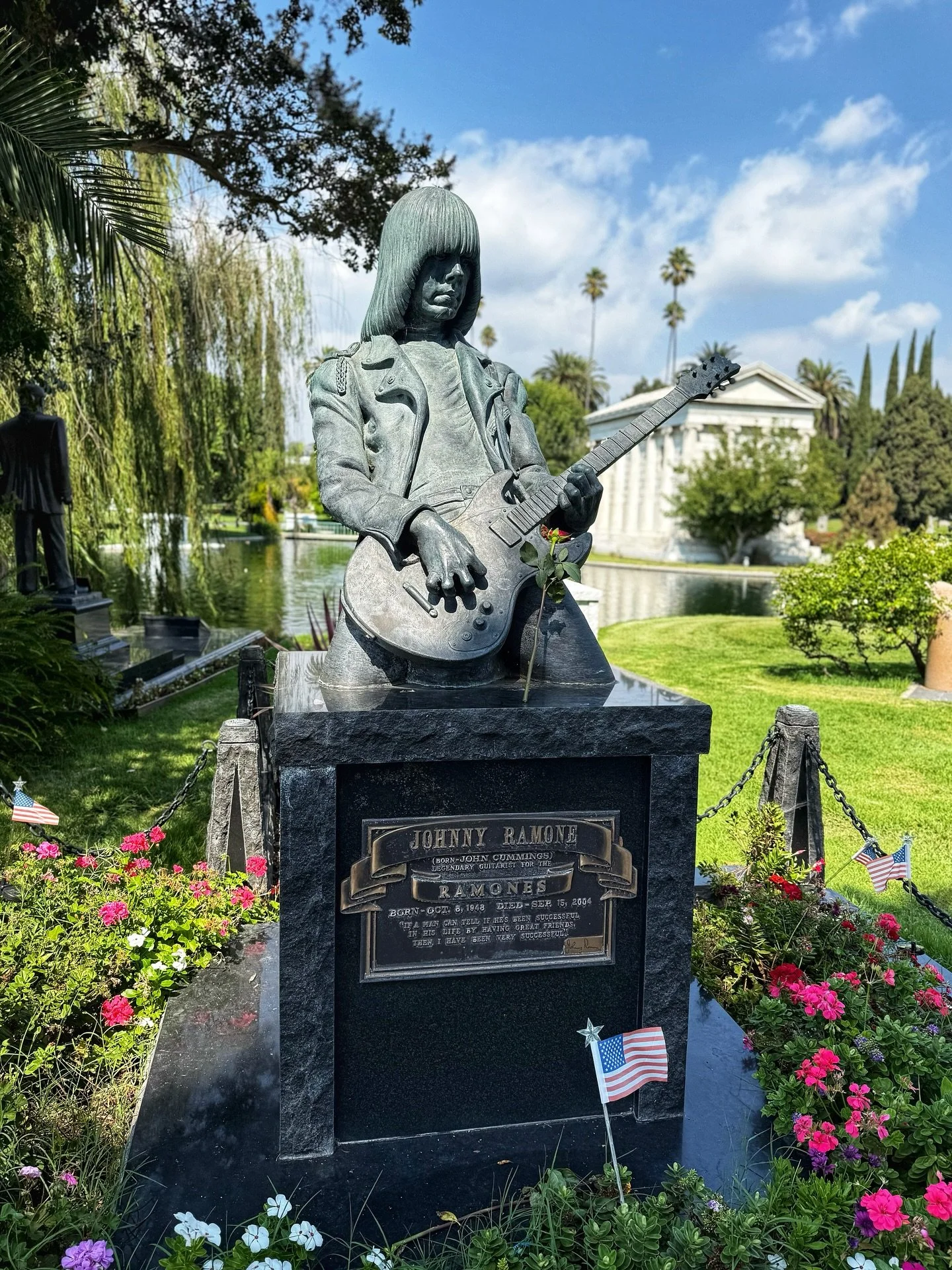Before leaving LA, gifted a rose 🥀 and paid my respects to Johnny Ramone.

His cenotaph is within the grounds of the Hollywood Forever Cemetery