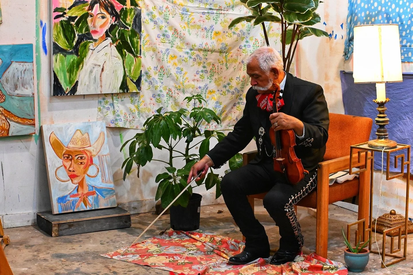 A small Mariachi concert was held tonight featuring Juan Ortiz @juanbortiz6 of the World Famous @campanasdeamerica over at @casapinktx.

The showcase featured Juan&rsquo;s students from the Palo Alto College Mariachi Program.

Just before said event,
