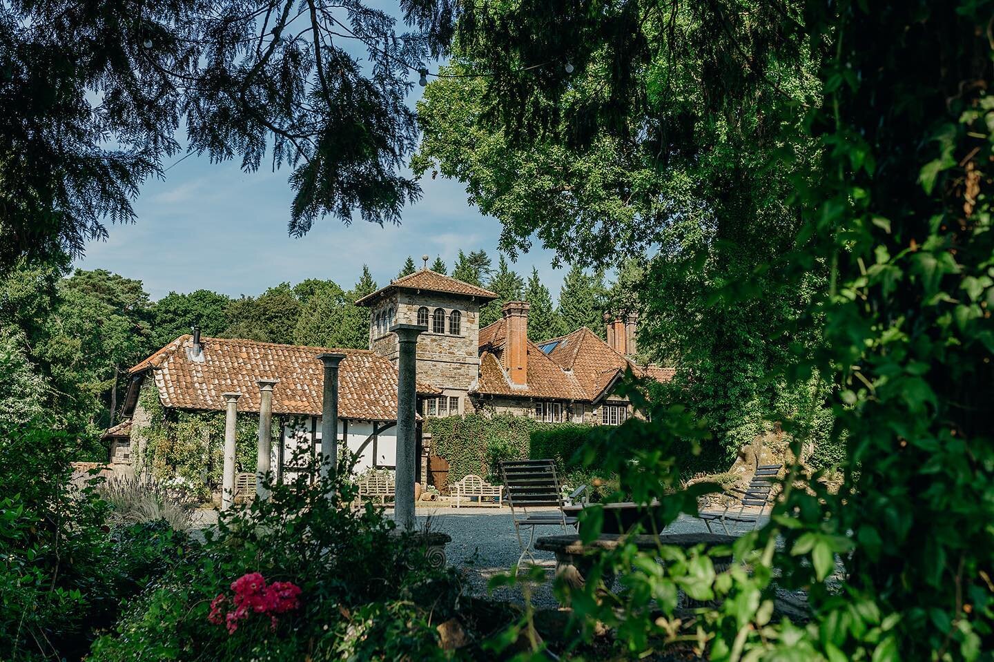 The Italian Terrace could fool you of its Devon location on Spring &amp; Summer days like these ☀️

📸 @clarekinchinphotography 

#coombetrenchardweddings #coombetrenchard #devonweddingvenue #westcountrywedding #ukwedding #countryhousewedding #weddin