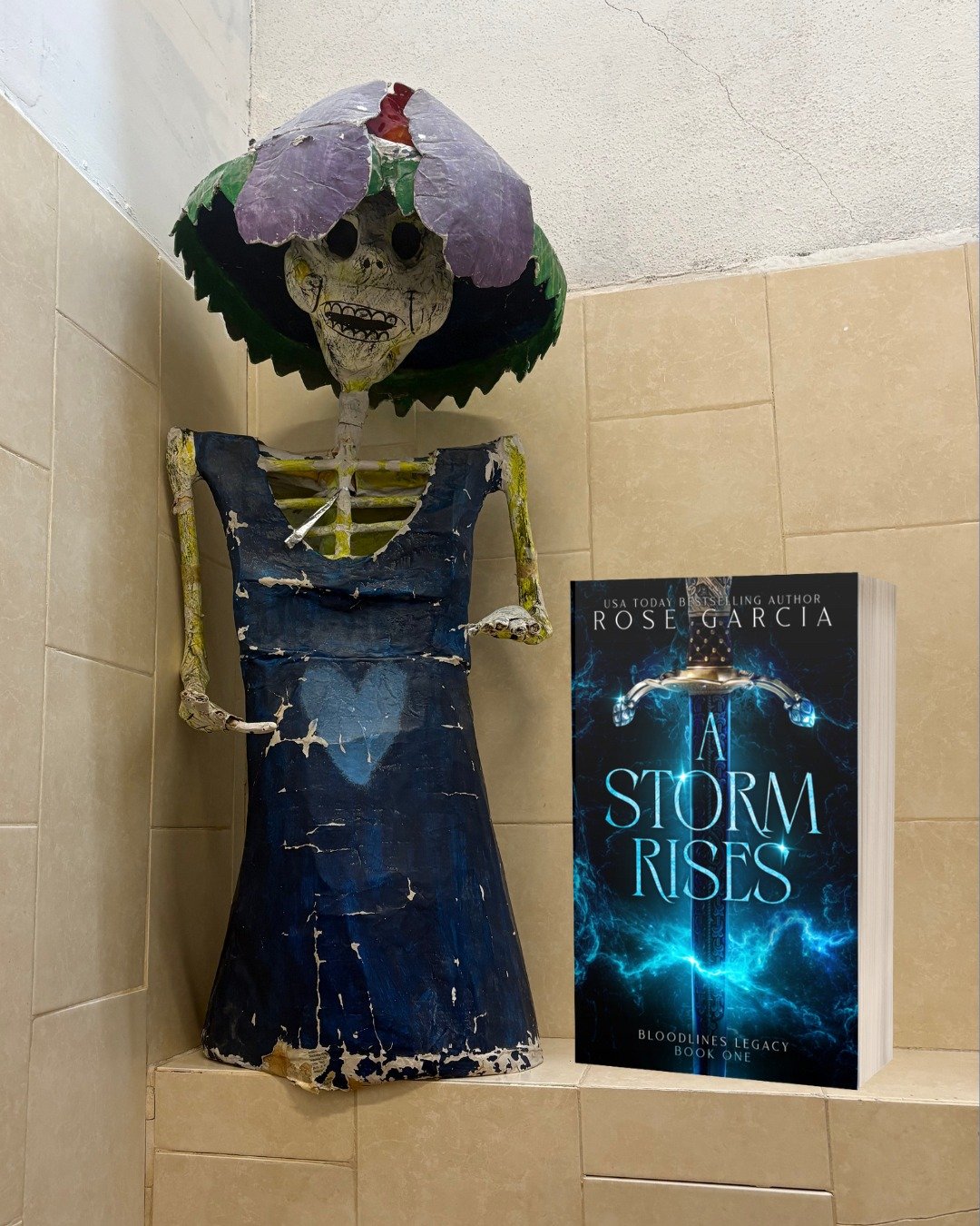 These calacas, or skeletons, were everywhere in San Miguel when I visited for Dia de los Muertos! 💀

Some were HUGE and attached to buildings. Others were small, like this little lady. She was perched in the bathroom stall at a restaurant we had lun