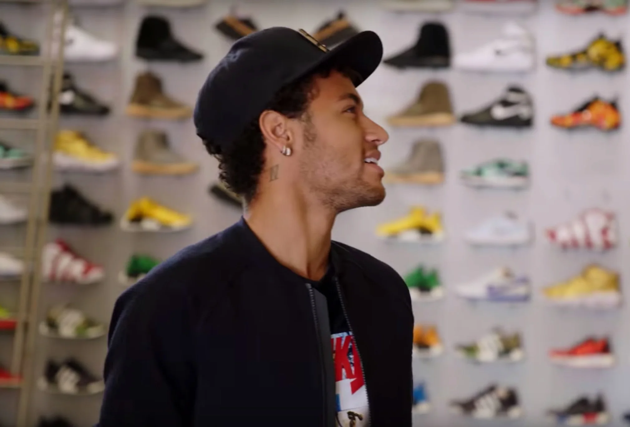 NEYMAR VISITS FLIGHT CLUB LA