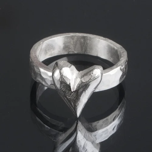 4984 Silver heart on hammered band..jpg