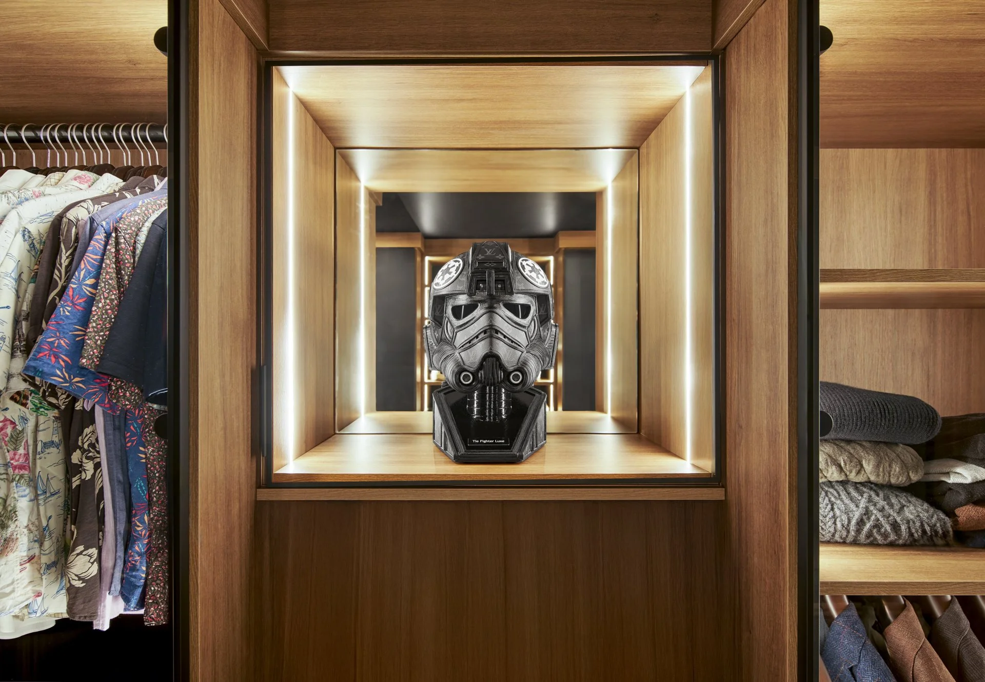 I_Devon_His_Helmet_Horizontal_500287.jpg