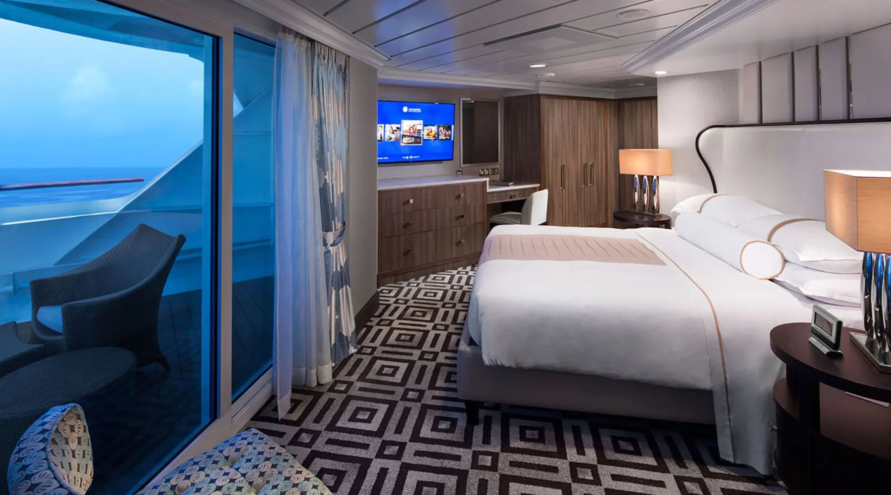club_world_owner_suite_bedroom_0.jpeg