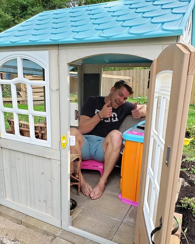 Thanks to the best Unkie Ryan around, Lils has a not so beach side cottage courtesy of Nona! And shout out to Pop Pop for installing the paver floor to keep it from floating away! 🏡🛎🌻💙
#thesunflowerhouse #notsobeachsidecottage #yesthatsagrownman 