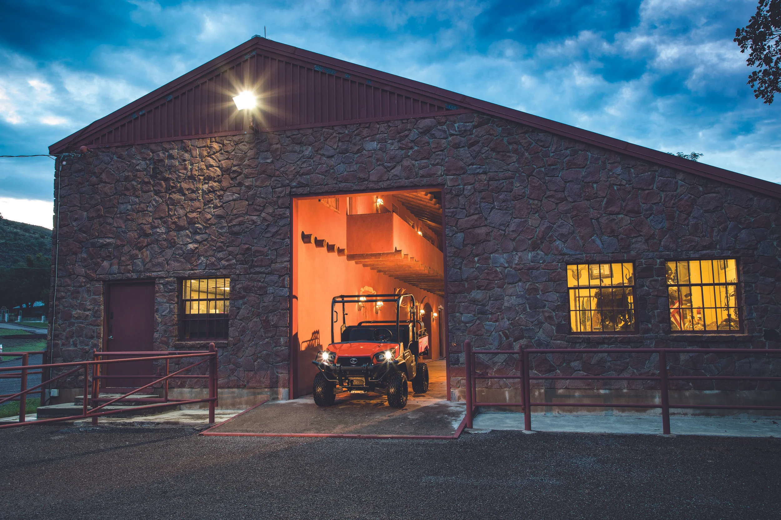 RTV-XG850_O_NightBarn_L.jpg