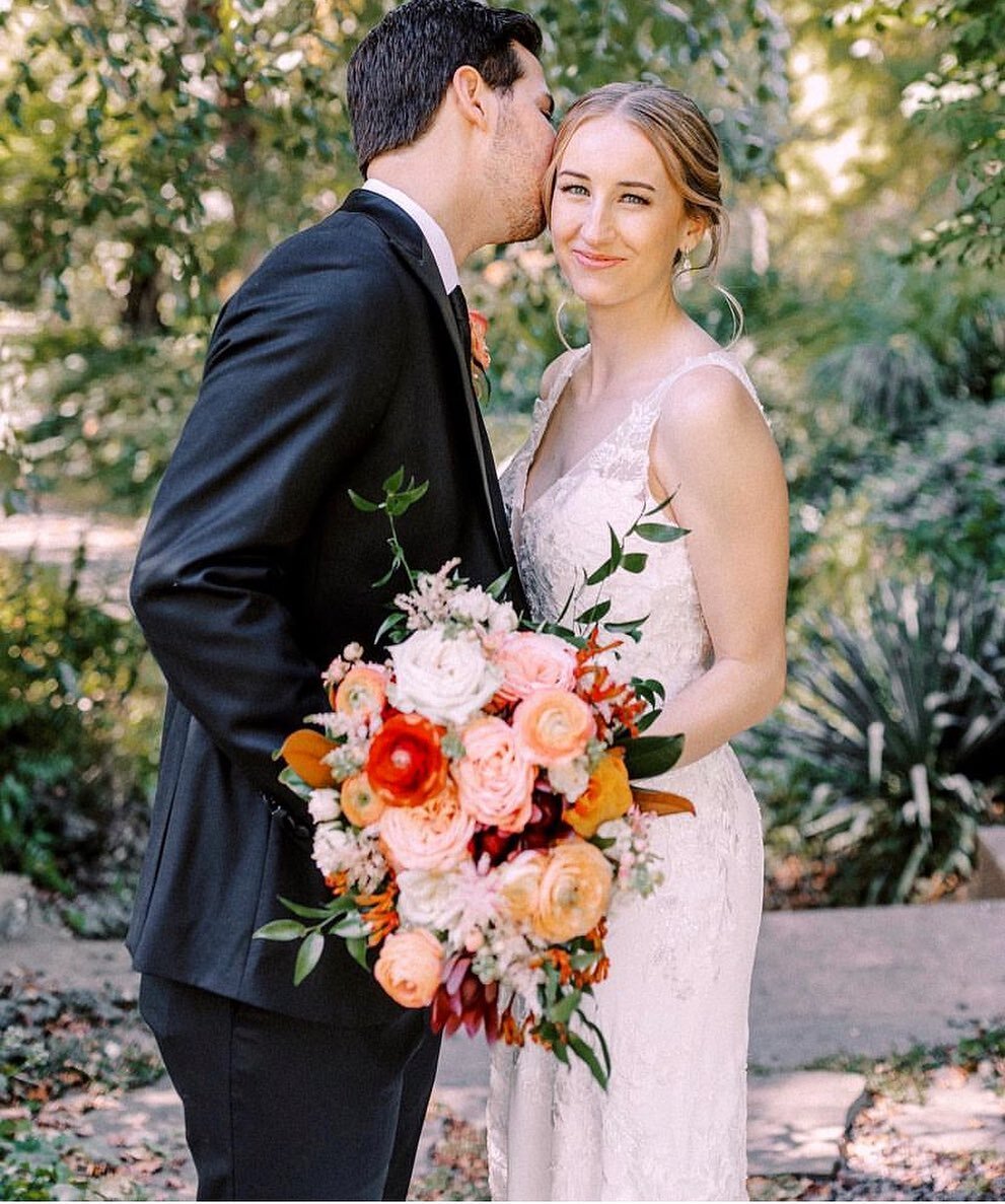 We loved doing this wedding for this beautiful couple this Fall. Stunning bouquet by Elisabeth Roeleveld 😊