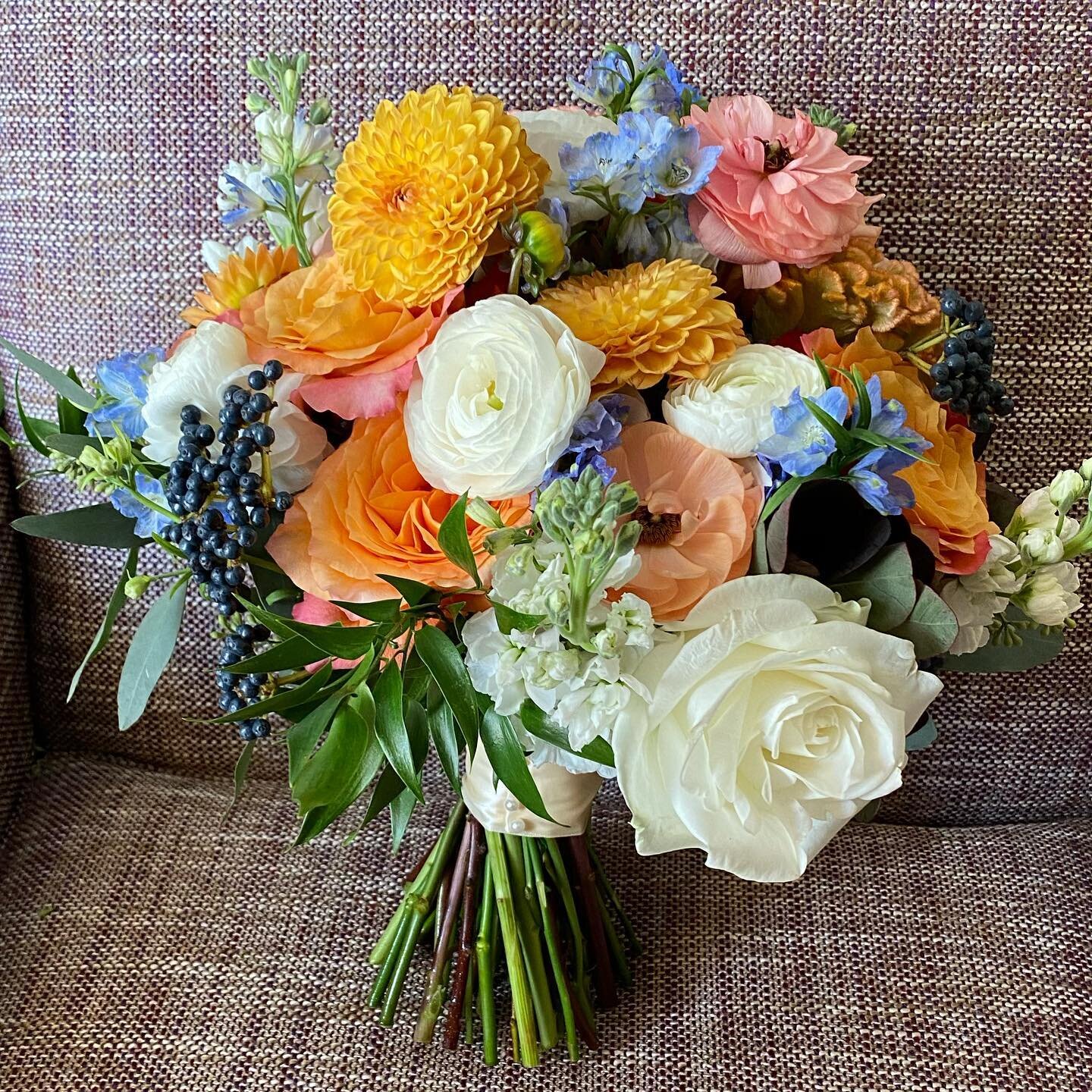 Fall is around the corner! Fun to do these colors for Andrea and Marty! Congratulations! @hiltonstlouisfrontenac @cravingsstl