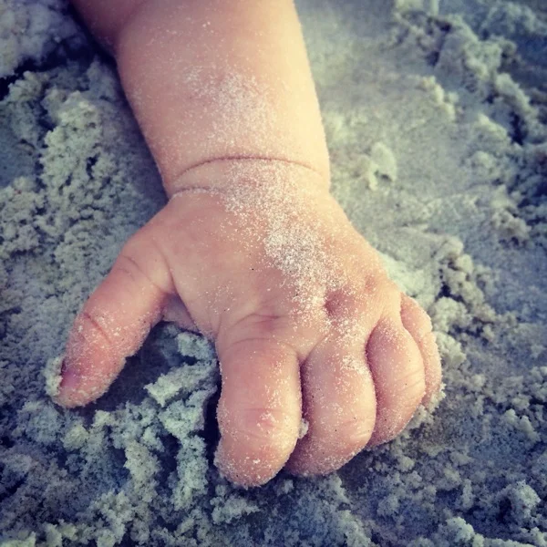 Den enda varma soliga dagen hittills lyckades vi tajma in ett strandhäng. Majkens första närkontakt med sand.