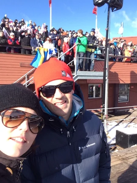 En selfie från åskådarplats på för-VM. Ser ni kungen på läktaren bakom oss? Ledtråd: Jägarhatt och solglasögon!
