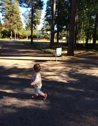 Mot vallokalen med pappas dagsfärska medalj från träflasklöpet runt halsen!