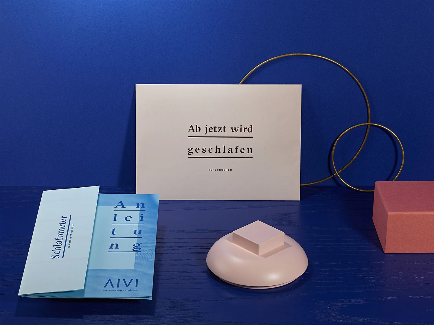 Design Briefbogen und Umschlag auf Kork und und Marmor und grüner Tapete.