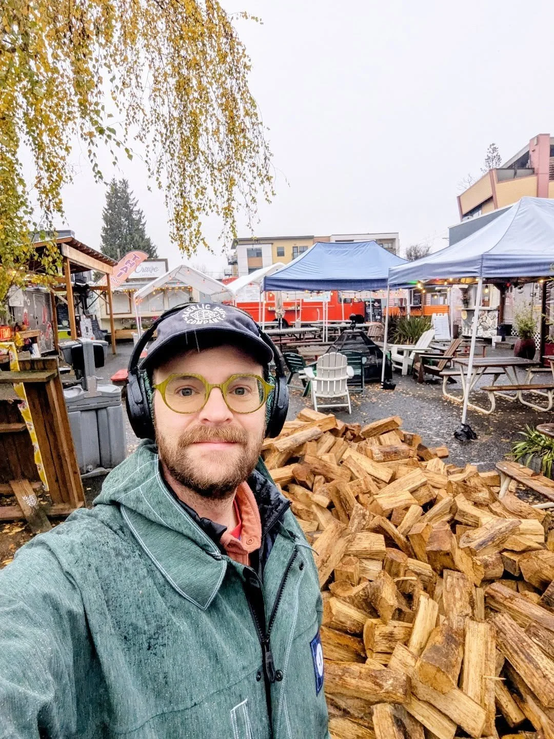 Rise and shine and loading some firewood. A little early for me.  Come stack a few and I'll buy ya a beer later.
#morningwood