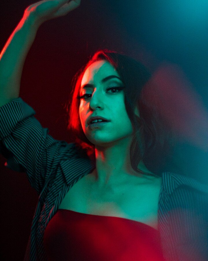 Feeling spooky with Halloween around the corner. Would love to do a Halloween shoot. 👻
.
.
#studioshoot #leicaq #model #photooftheday #photoshoot #greenandred #ledlights #glamorshoot #lamodel #headshot #28mmlens #fog #halloween #red #palmsprings #dy