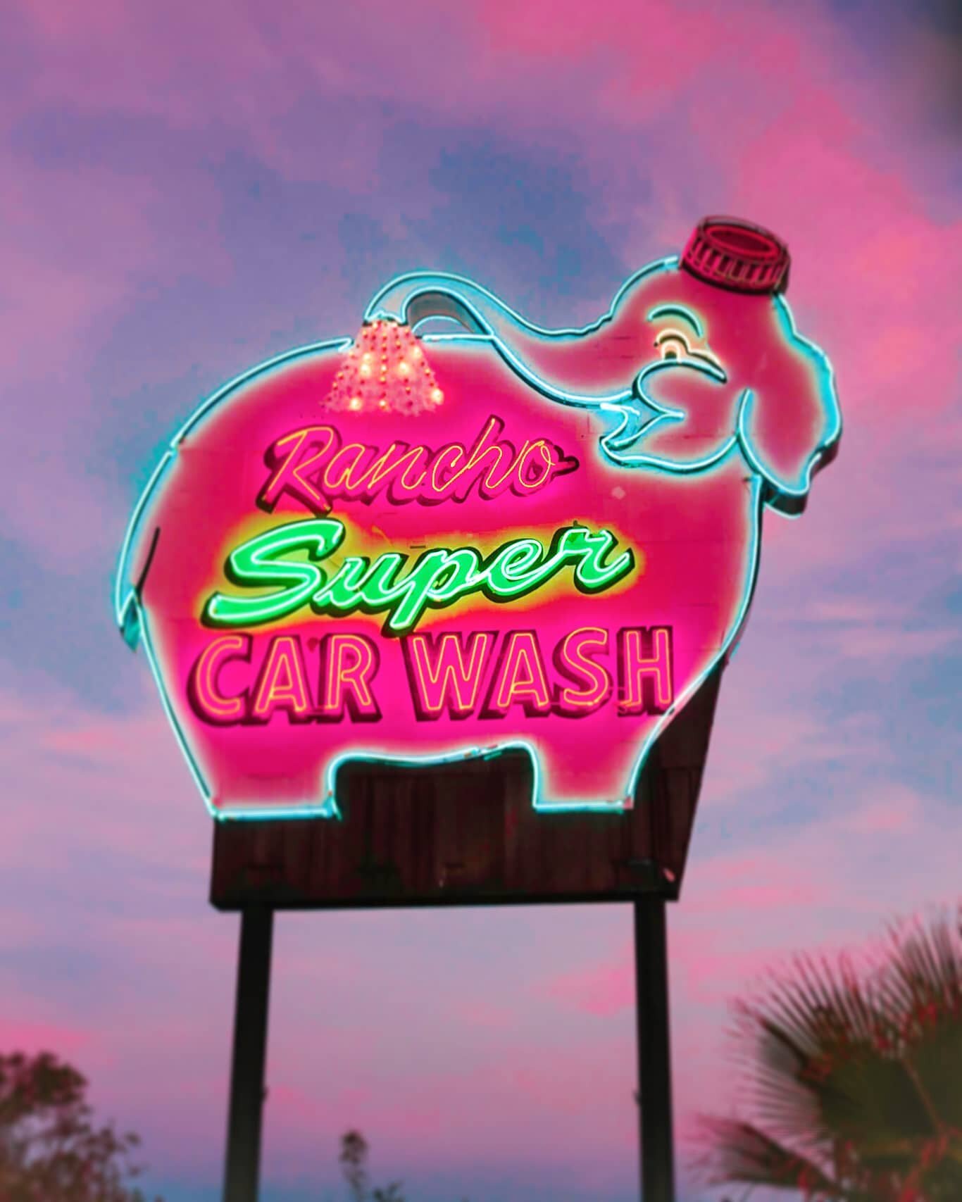 The iconic elephant car wash in Rancho Mirage! Have you been there?
.
.
#vintageamerica #neon #palmsprings #neonsign #vintagepalmsprings #vintagesigns #retrosign #roadtripfinds #pinkandpurple #sunset #carwash #elephant #leica #elephantcarwash @coache